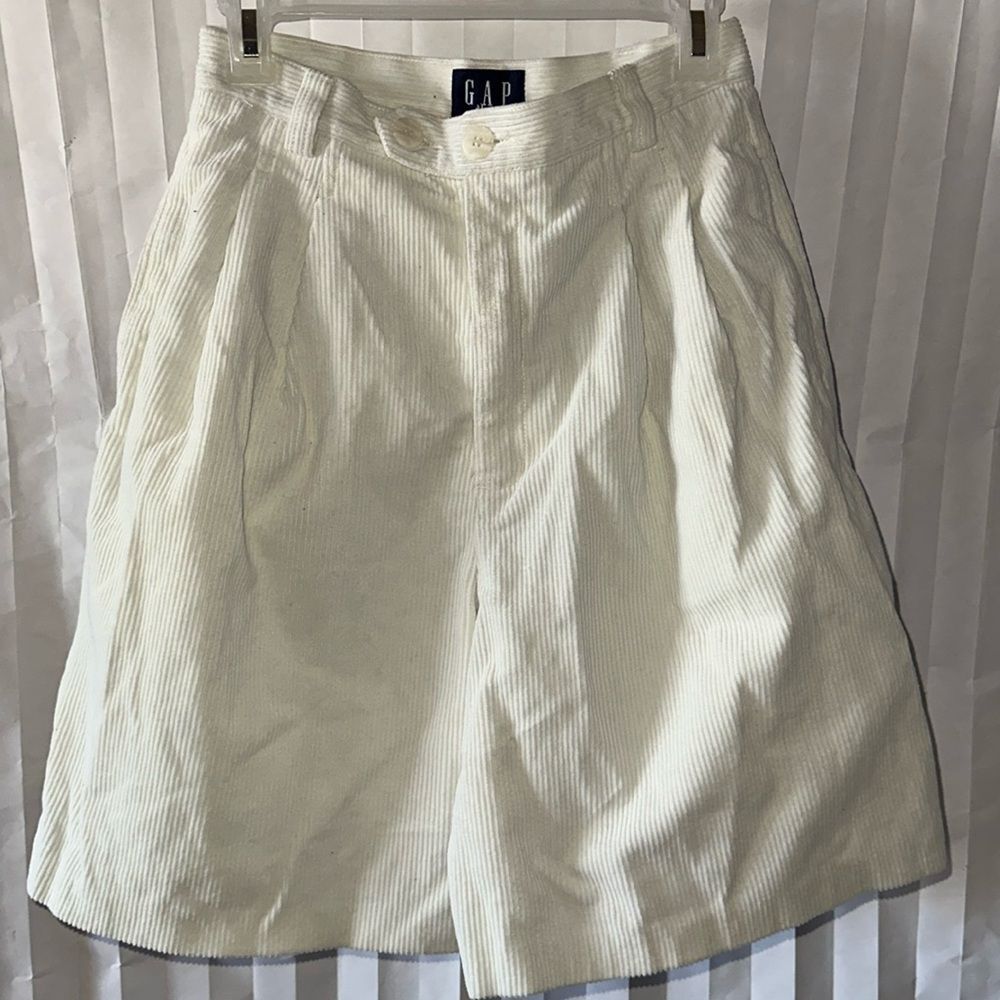 GAP Women's White Corduroy Bermuda Shorts Size 9/10 Casual Summer